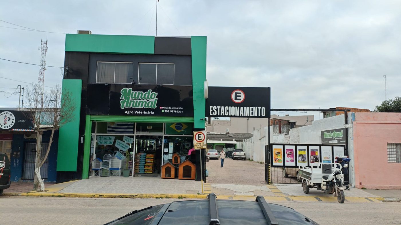 Frente de la tienda Mundo Animal, con casitas para perros en la vereda